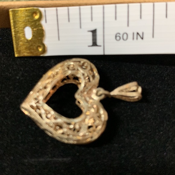 Gorgeous filigree heart pendant.  Antique gold. No markings - Picture 4 of 4